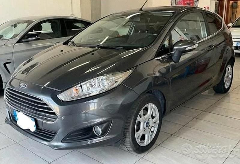 Usata Ford Fiesta Titanium 75 CV (55 kW) 2016 Grigio Utilitaria