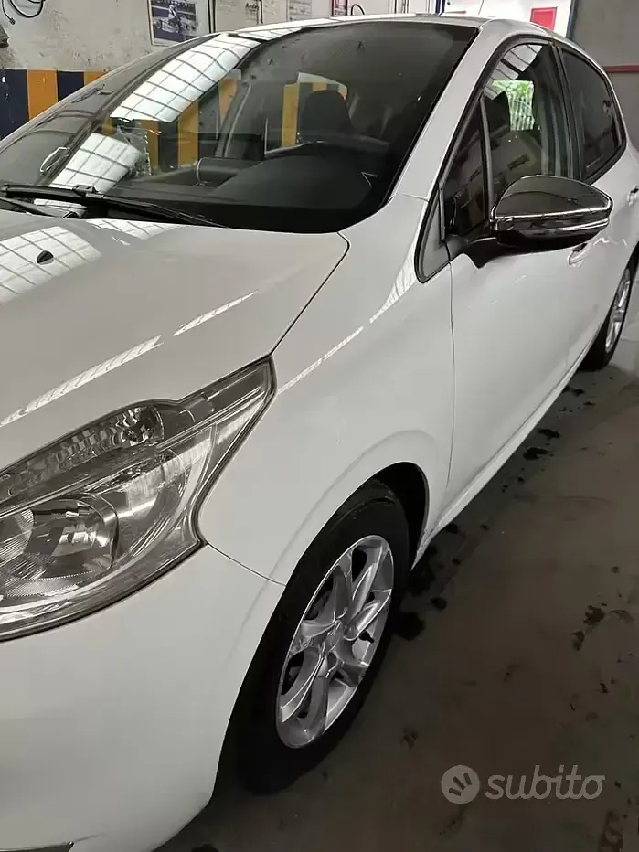 Usata Peugeot 208 68 CV (50 kW) 2013 Bianco Utilitaria