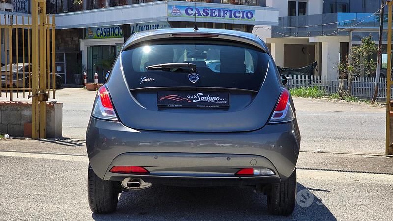 Usata Lancia Ypsilon Gold 69 CV (50 kW) 2018 Grigio Utilitaria