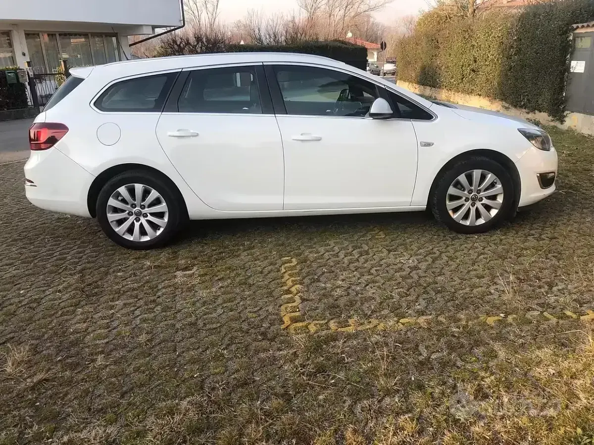 Usata Opel Astra 110 CV (80 kW) 2014 Bianco Station wagon
