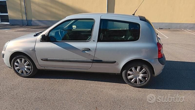 Usata Renault Clio II 58 CV (42 kW) 2004 Grigio Berlina