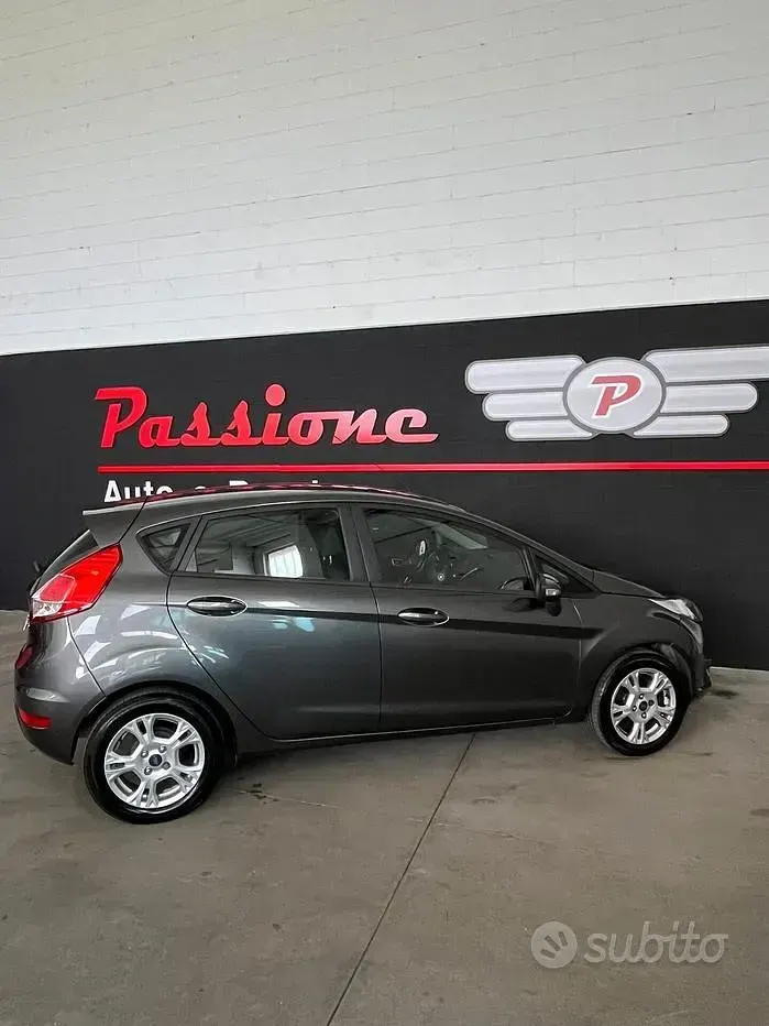 Usata Ford Fiesta 95 CV (69 kW) 2016 Grigio Utilitaria