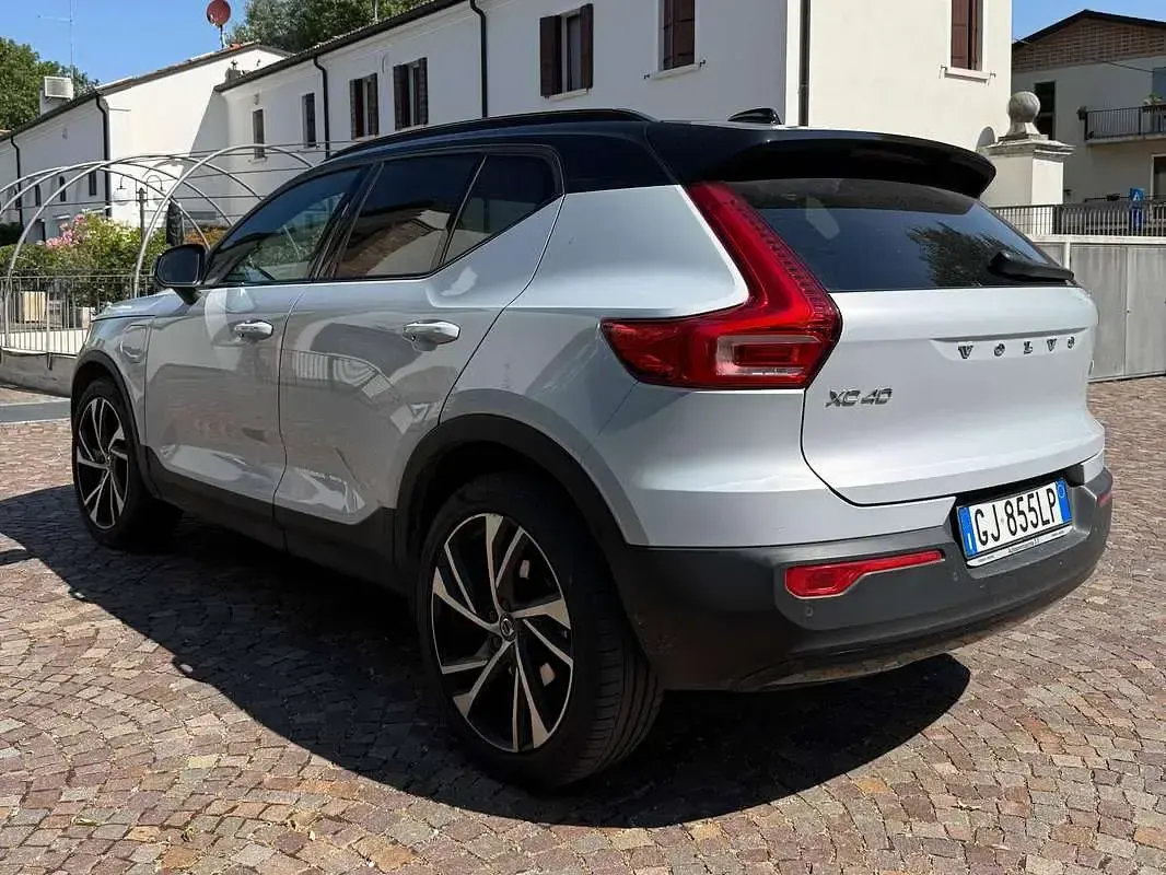 Usata Volvo XC40 R-Design 179 CV (131 kW) 2022 Argento SUV