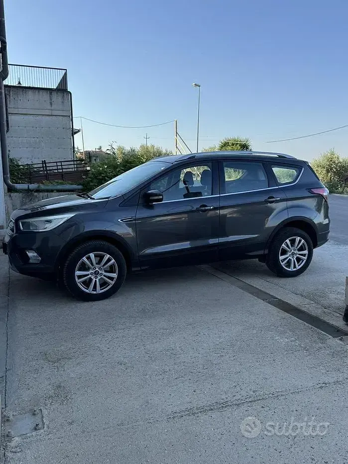 Usata Ford Kuga 120 CV (88 kW) 2018 Grigio SUV