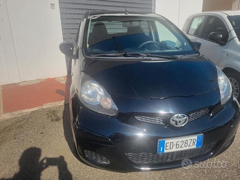 Nero Usata 2010 Toyota Aygo Due volumi | 3900 € (Buon prezzo) - Immagine 1/4