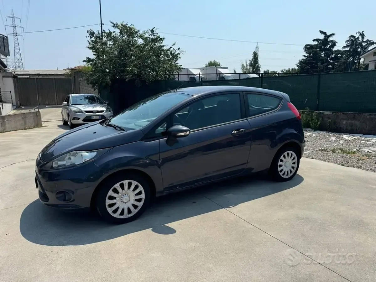 Usata Ford Fiesta Titanium 92 CV (67 kW) 2011 Grigio Berlina