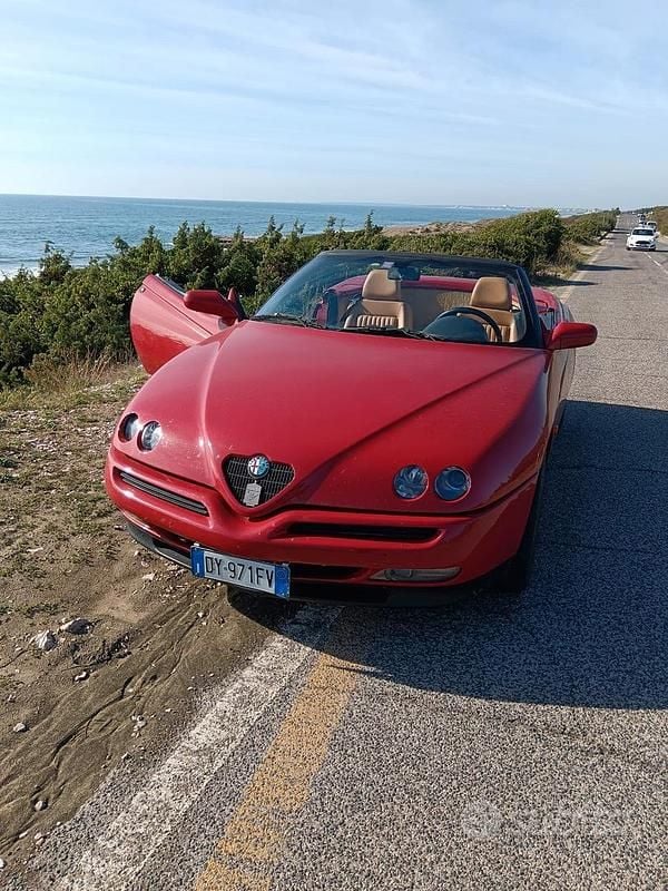 Usata Alfa Romeo Spider 122 CV (89 kW) 2001 Rosso Cabrio