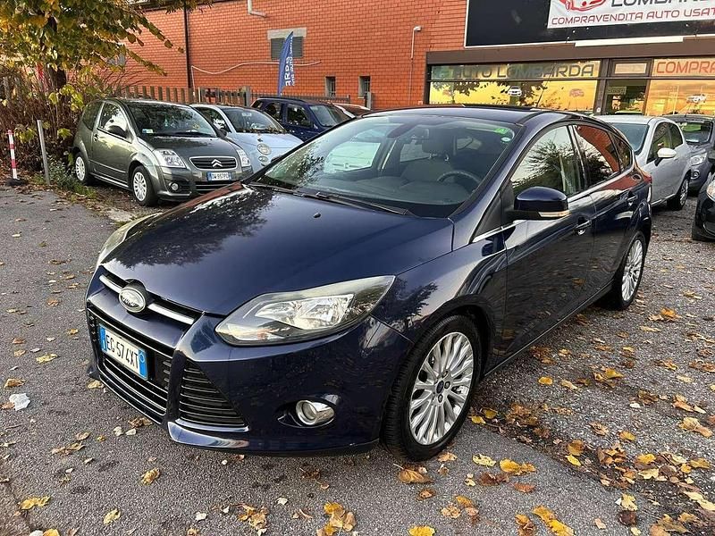 Blu/azzurro Usata 2011 Ford Focus Titanium Tre volumi | 4900 € (Buon prezzo) - Immagine 1/4