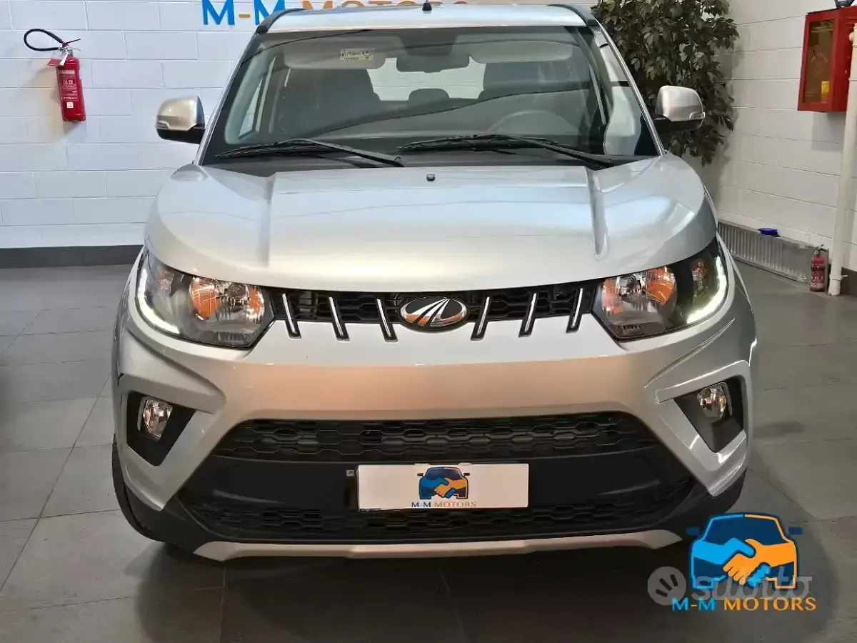 Usata Mahindra KUV100 87 CV (63 kW) 2023 Grigio SUV