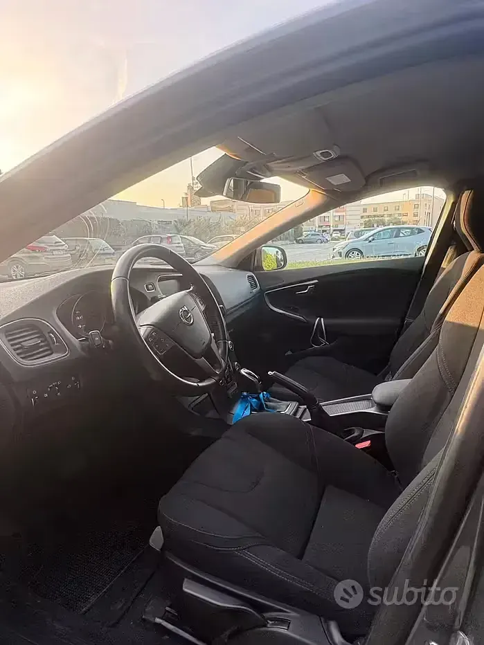 Usata Volvo V40 120 CV (88 kW) 2017 Grigio Berlina