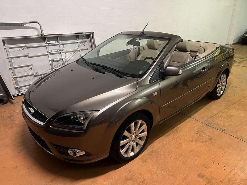 Usata Ford Focus Cabriolet Titanium 145 CV (106 kW) 2007 Bronzo Cabrio