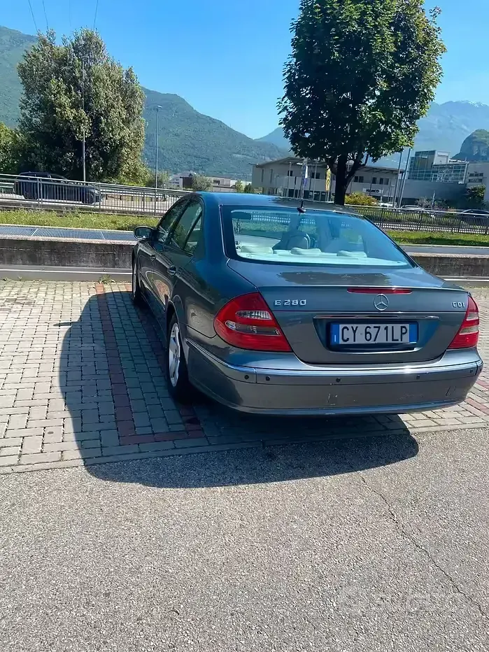 Usata Mercedes E280 190 CV (139 kW) 2005 Grigio Berlina