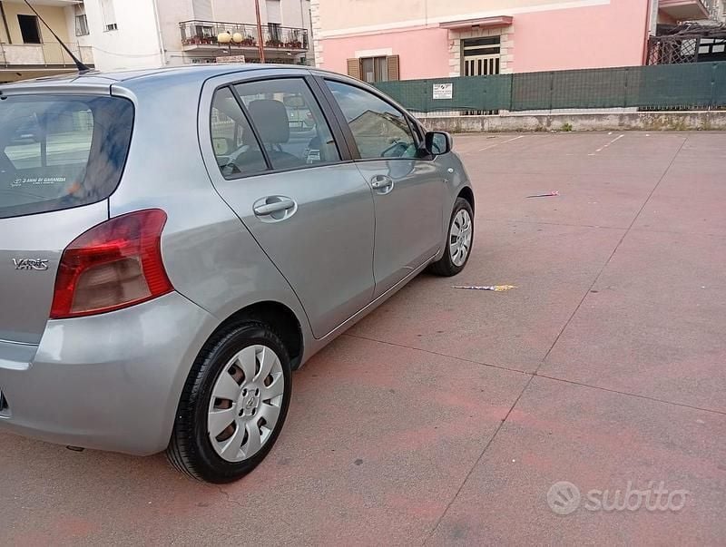 Usata Toyota Yaris 90 CV (66 kW) 2007 Grigio Utilitaria
