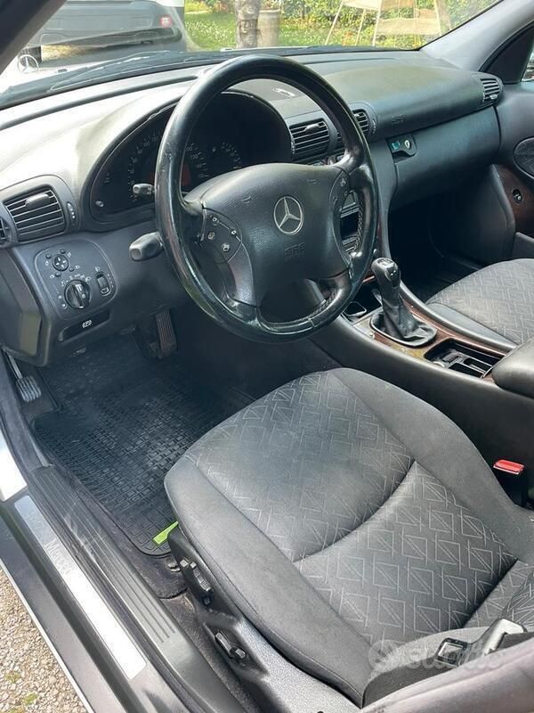 Usata Mercedes C220 143 CV (105 kW) 2003 Grigio Berlina