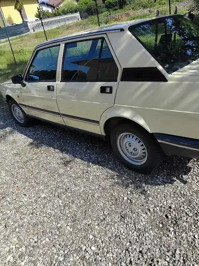 Usata Alfa Romeo Giulietta 109 CV (80 kW) 1982 Giallo Berlina