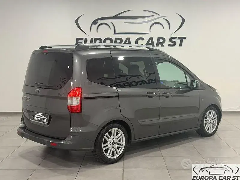 Usata Ford Tourneo Courier 75 CV (55 kW) 2017 Grigio Monovolume