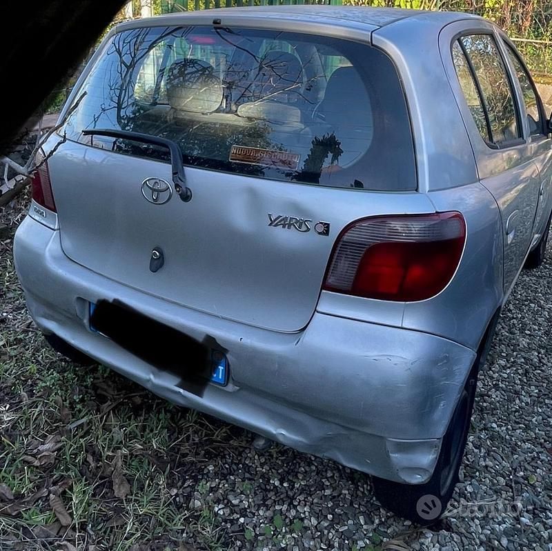 Usata Toyota Yaris Sol 68 CV (50 kW) 1999 Grigio Utilitaria