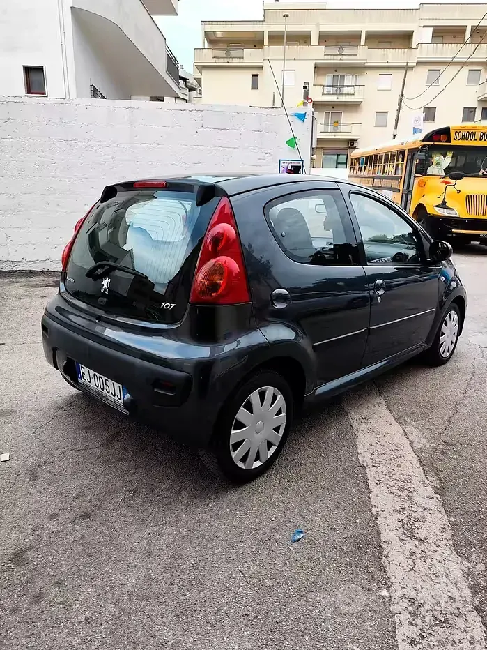 Usata Peugeot 107 Active 68 CV (50 kW) 2011 Grigio Utilitaria
