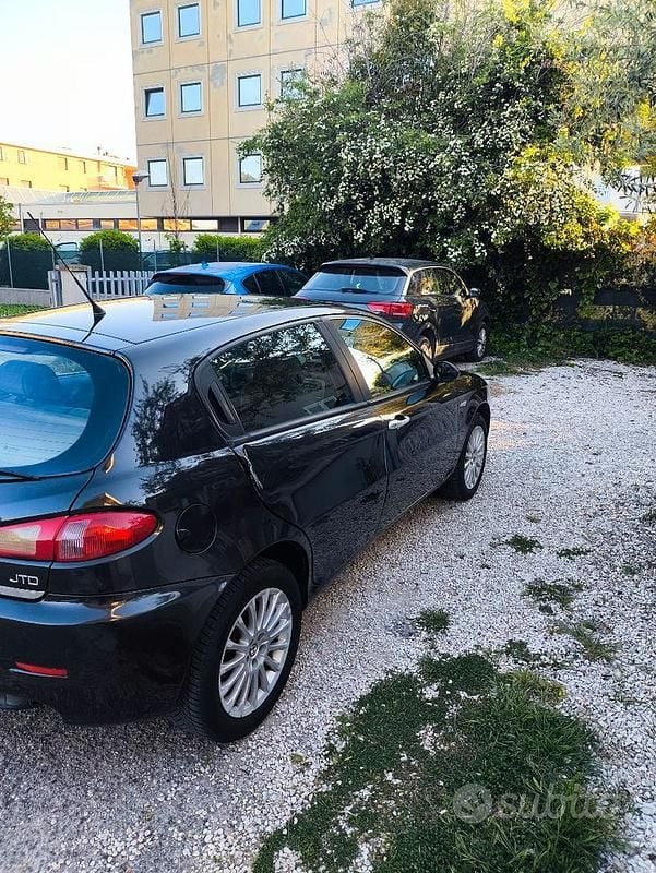 Usata Alfa Romeo 147 Distinctive 116 CV (85 kW) 2005 Nero Utilitaria