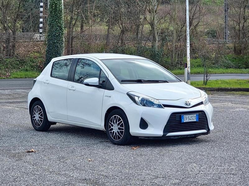 Bianco Usata 2014 Toyota Yaris Hybrid Lounge Tre volumi | 7700 € (Ottimo prezzo) - Immagine 1/4