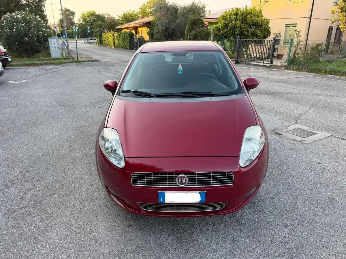 Usata Fiat Grande Punto Dynamic 77 CV (56 kW) 2010 Rosso Utilitaria