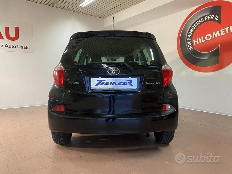 Usata Toyota Verso-S 99 CV (72 kW) 2013 Nero Monovolume