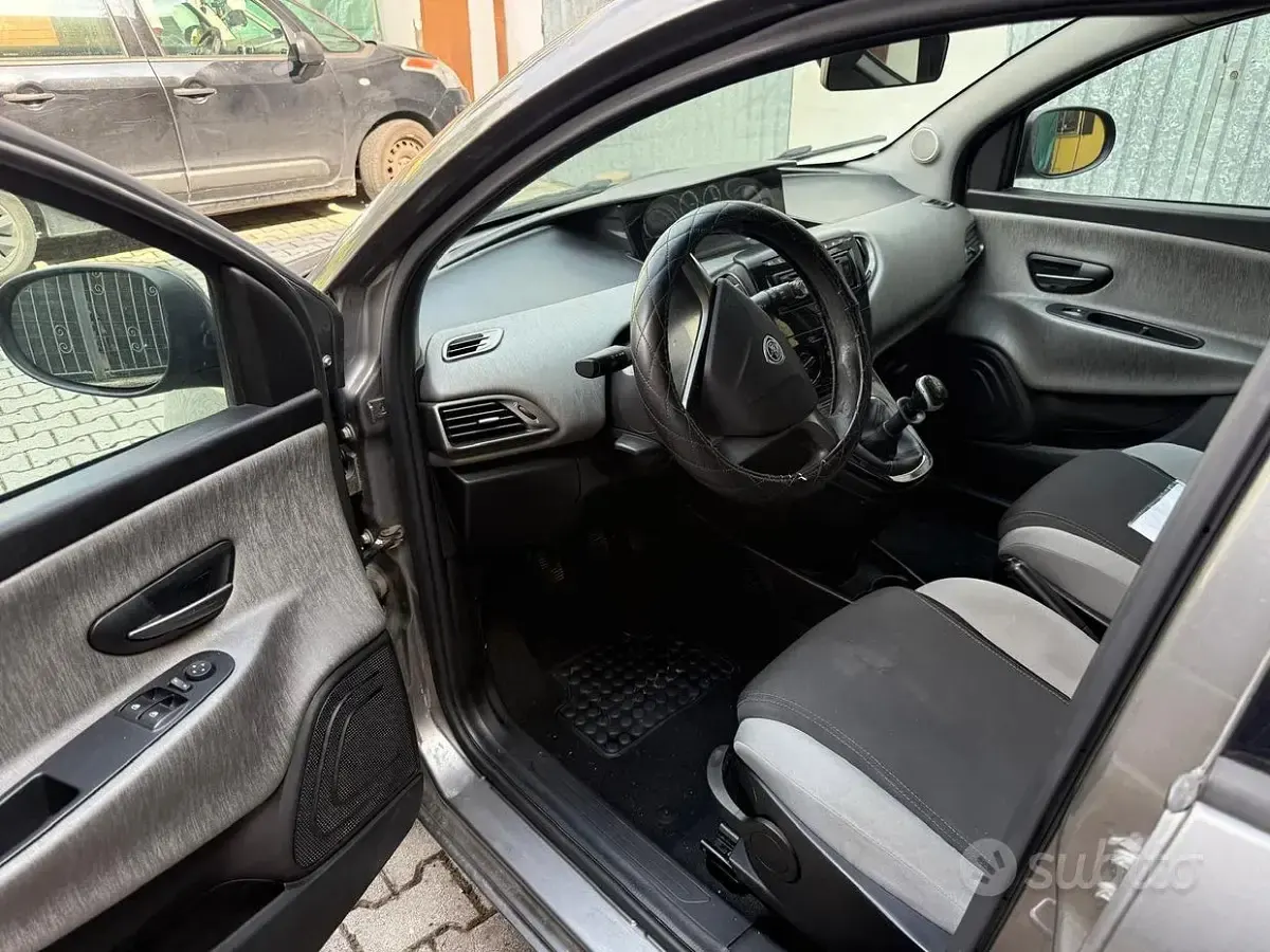 Usata Lancia Ypsilon 85 CV (62 kW) 2013 Grigio Utilitaria