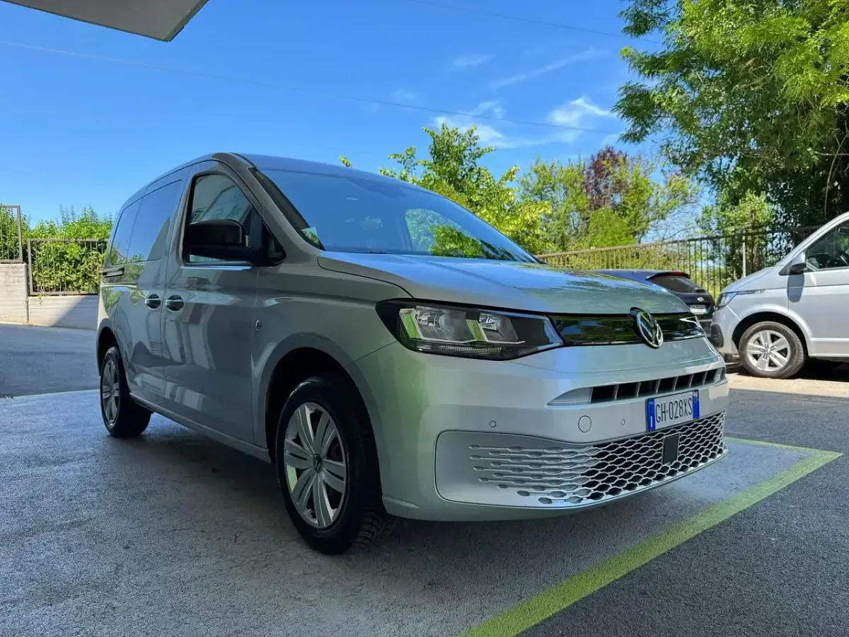 Usata VW Caddy 102 CV (75 kW) 2022 Argento Monovolume