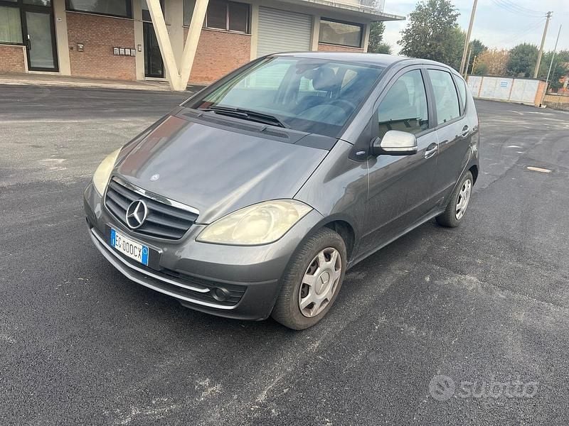 Grigio Usata 2010 Mercedes A160 Elegance Tre volumi | 1750 € (Ottimo prezzo) - Immagine 1/4