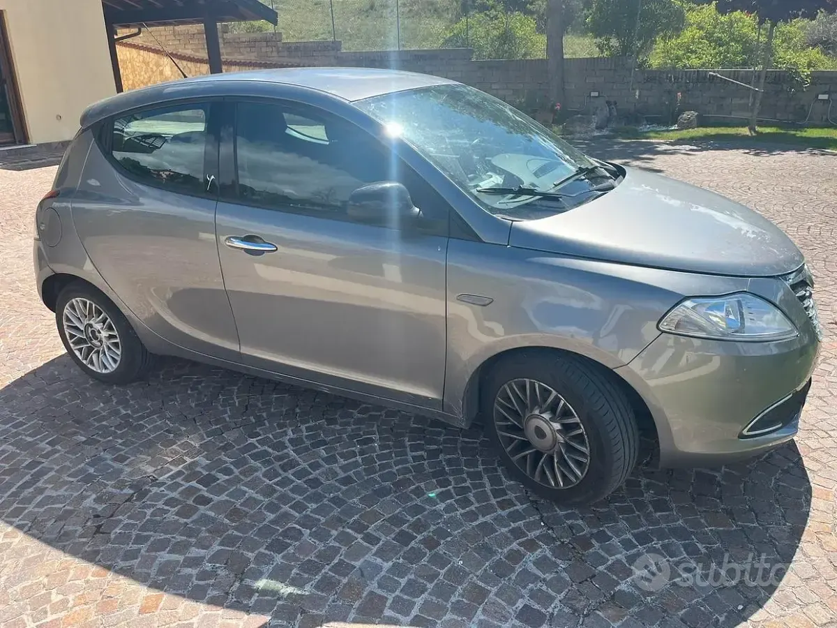 Usata Lancia Ypsilon 95 CV (69 kW) 2015 Grigio Utilitaria
