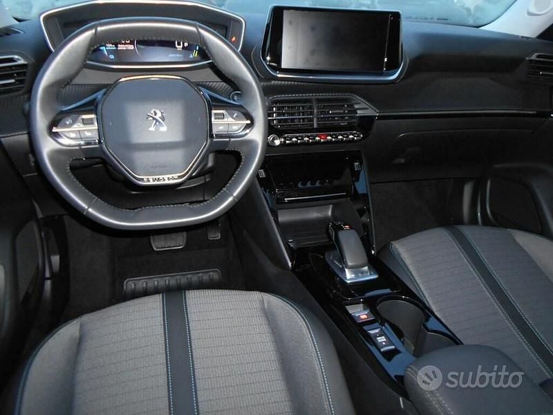 Usata Peugeot e-2008 Allure 100 kW (136 CV) 2021 Bianco SUV