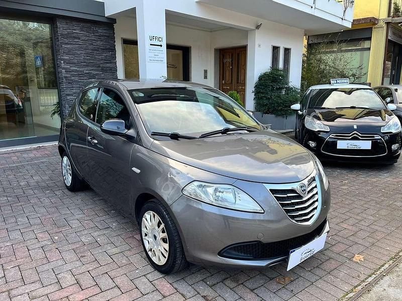 Usata Lancia Ypsilon Gold 69 CV (50 kW) 2013 Grigio Utilitaria