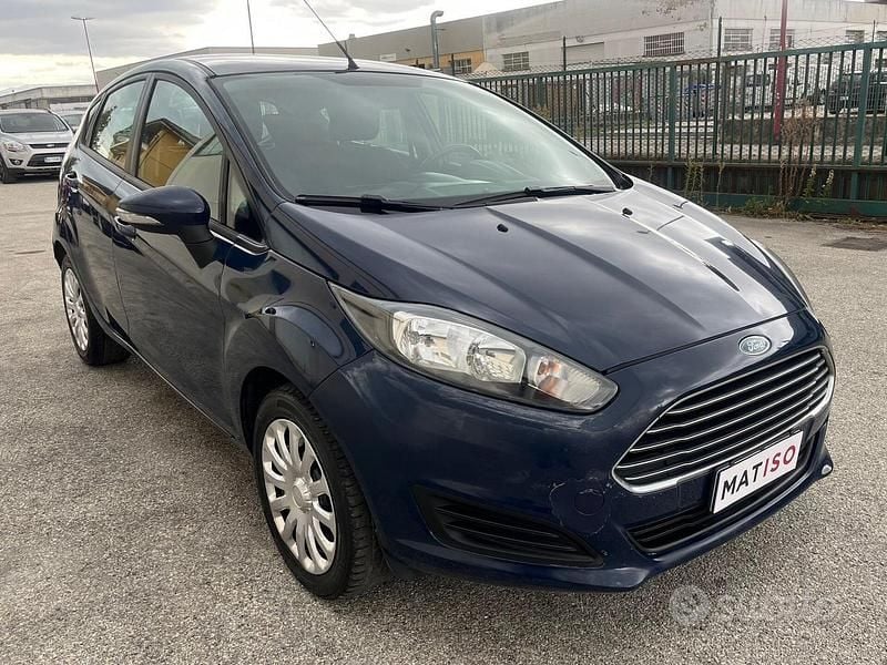 Blu Usata 2015 Ford Fiesta Tre volumi | 5790 € (Ottimo prezzo) - Immagine 1/4