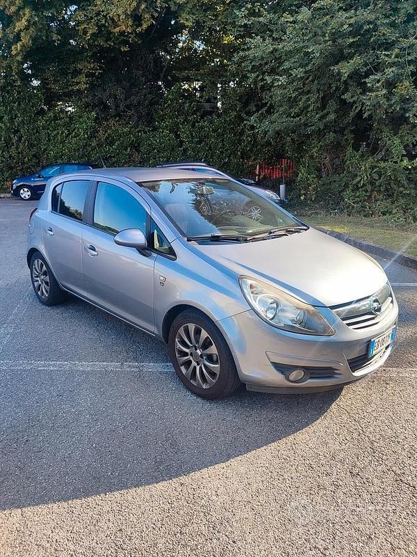 Grigio Usata 2010 Opel Corsa Due volumi | 2200 € (Ottimo prezzo) - Immagine 1/4