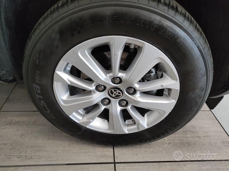 Begagnad Toyota Yaris Cross Business Edition 92 HK (67 kW) 2022 Vit SUV