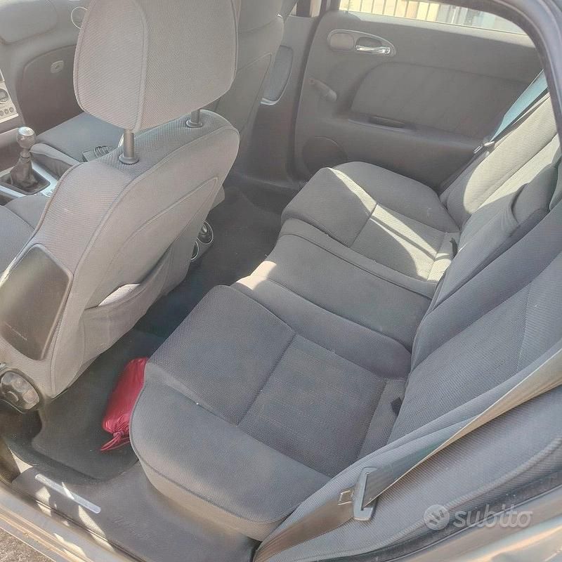 Usata Alfa Romeo 156 110 CV (80 kW) 2002 Grigio Utilitaria