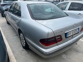 Usata Mercedes E220 Elegance 143 CV (105 kW) 2001 Grigio Berlina