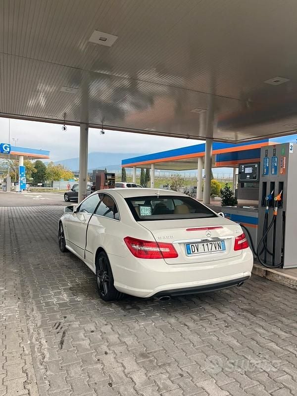 Usata Mercedes E350 241 CV (177 kW) 2009 Bianco Coupé