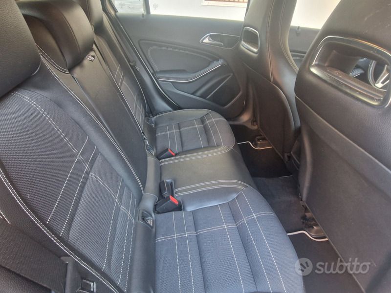 Bianco Usata 2015 Mercedes A180 Executive Tre volumi | 13.500 € (Buon prezzo) - Immagine 1/4