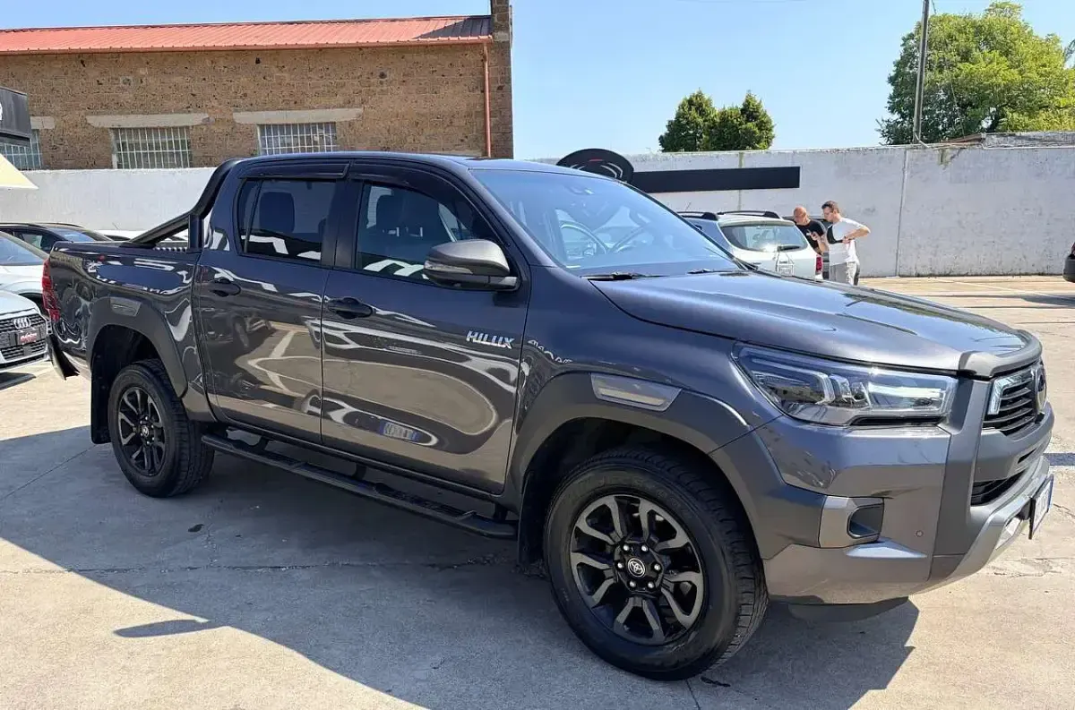 Usata Toyota HiLux 204 CV (150 kW) 2023 Grigio Pick-up