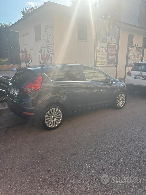 Usata Ford Fiesta Titanium 68 CV (50 kW) 2010 Grigio Utilitaria