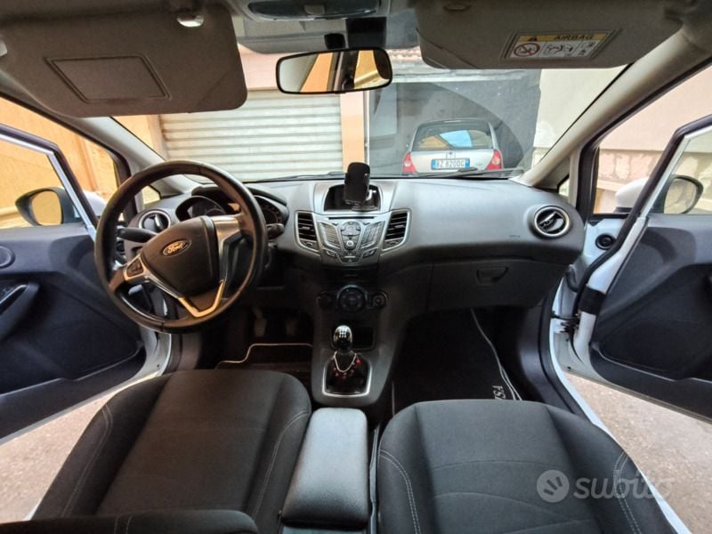 Usata Ford Fiesta 90 CV (66 kW) 2015 Bianco Utilitaria