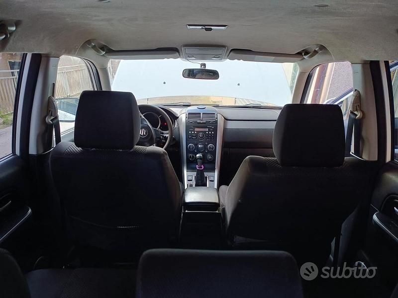 Second-hand Suzuki Vitara 129 CP (94 kW) 2011 Alb SUV