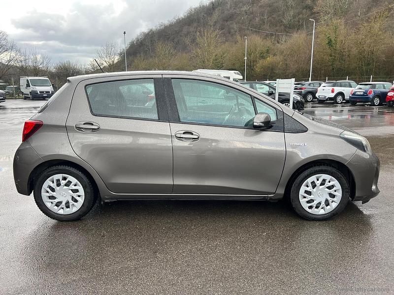 Usata Toyota Yaris Hybrid Active 73 CV (53 kW) 2017 Grigio Berlina