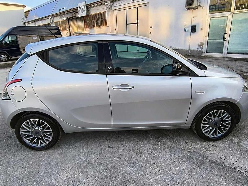 Usata Lancia Ypsilon Platinum 69 CV (50 kW) 2012 Argento Utilitaria