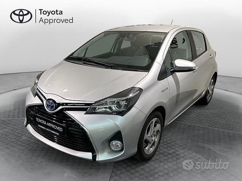 Grigio Usata 2017 Toyota Yaris Hybrid Active Tre volumi | 10.900 € (Buon prezzo) - Immagine 1/3