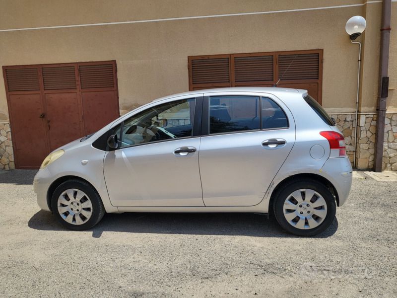 Usata Toyota Yaris 65 CV (47 kW) 2010 Grigio Utilitaria
