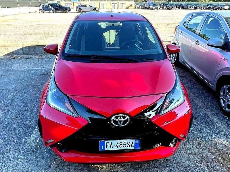 Rosso Usata 2015 Toyota Aygo X-wave Due volumi | 7800 € (Buon prezzo) - Immagine 1/4