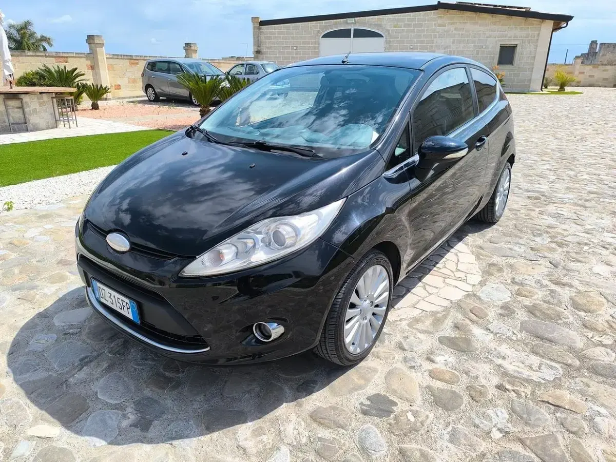 Usata Ford Fiesta Titanium 82 CV (60 kW) 2010 Nero Berlina