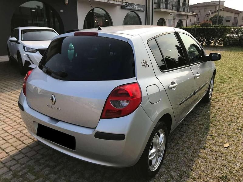 Usata Renault Clio II LE 75 CV (55 kW) 2008 Argento Berlina